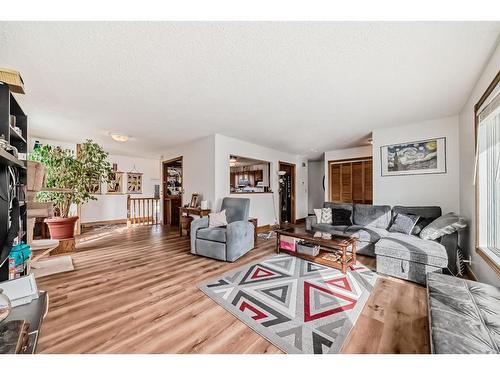 27 Rundleson Way Ne, Calgary, AB - Indoor Photo Showing Living Room