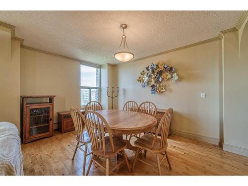 806-4554 Valiant Drive Nw, Calgary, AB - Indoor Photo Showing Dining Room