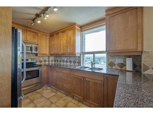 806-4554 Valiant Drive Nw, Calgary, AB - Indoor Photo Showing Kitchen With Double Sink