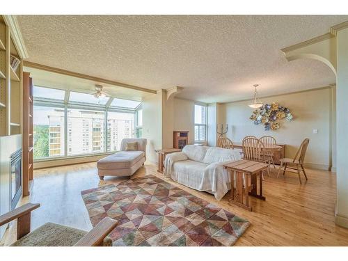 806-4554 Valiant Drive Nw, Calgary, AB - Indoor Photo Showing Living Room