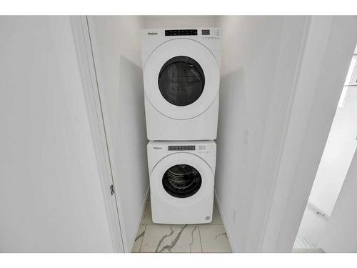 604 Dawson Drive, Chestermere, AB - Indoor Photo Showing Laundry Room