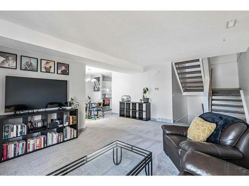 1404-13104 Elbow Drive Sw, Calgary, AB - Indoor Photo Showing Living Room