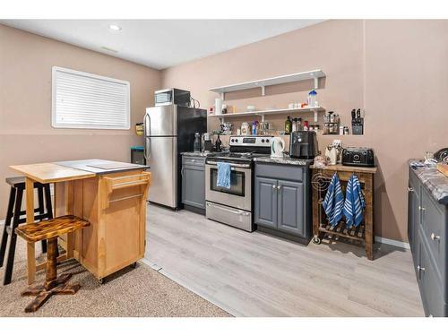 27 Ratcliffe Street, Red Deer, AB - Indoor Photo Showing Kitchen