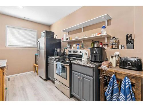 27 Ratcliffe Street, Red Deer, AB - Indoor Photo Showing Kitchen