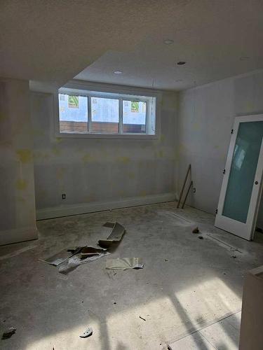 2424 53 Avenue Sw, Calgary, AB - Indoor Photo Showing Basement