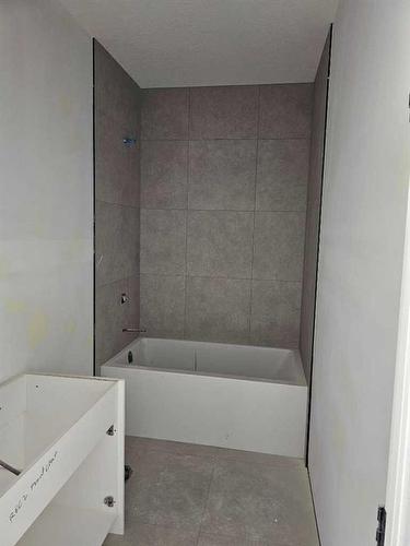 2424 53 Avenue Sw, Calgary, AB - Indoor Photo Showing Bathroom