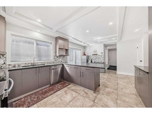 7 Berkshire Road Nw, Calgary, AB - Indoor Photo Showing Kitchen With Upgraded Kitchen