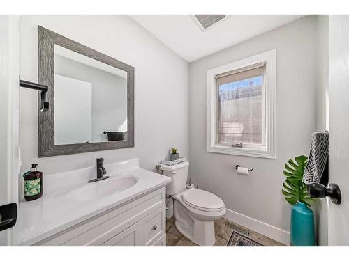 7 Berkshire Road Nw, Calgary, AB - Indoor Photo Showing Bathroom