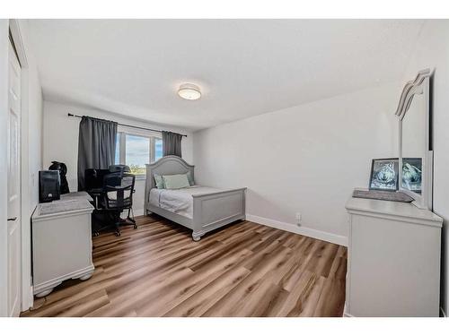 7 Berkshire Road Nw, Calgary, AB - Indoor Photo Showing Bedroom