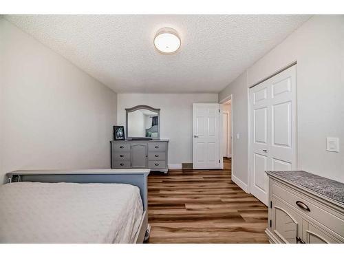 7 Berkshire Road Nw, Calgary, AB - Indoor Photo Showing Bedroom