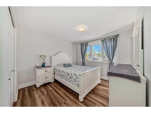 7 Berkshire Road Nw, Calgary, AB - Indoor Photo Showing Bedroom