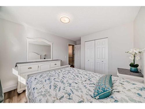 7 Berkshire Road Nw, Calgary, AB - Indoor Photo Showing Bedroom