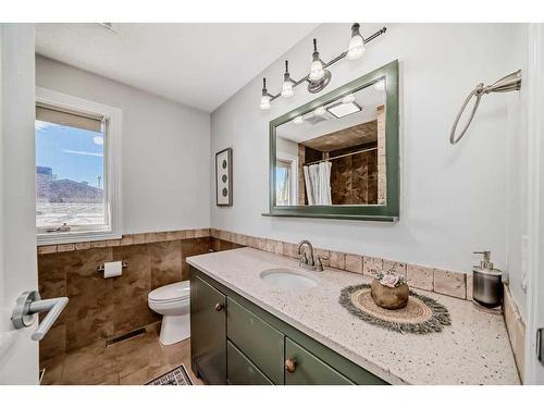 7 Berkshire Road Nw, Calgary, AB - Indoor Photo Showing Bathroom