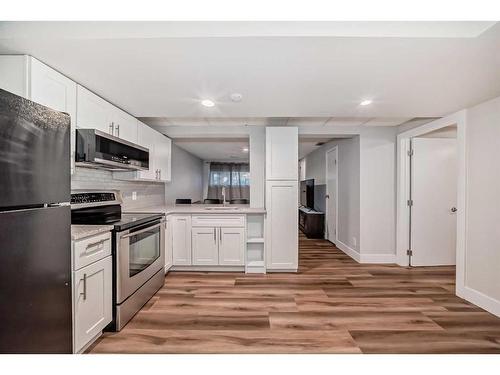 7 Berkshire Road Nw, Calgary, AB - Indoor Photo Showing Kitchen