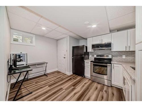 7 Berkshire Road Nw, Calgary, AB - Indoor Photo Showing Kitchen