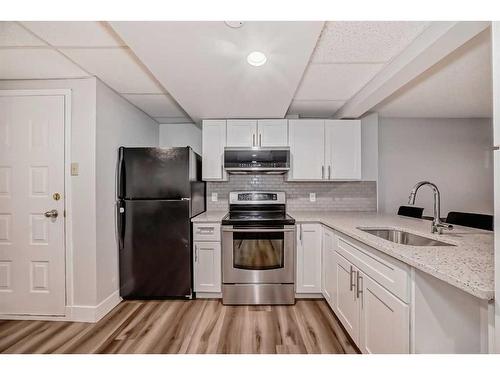 7 Berkshire Road Nw, Calgary, AB - Indoor Photo Showing Kitchen