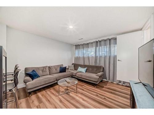 7 Berkshire Road Nw, Calgary, AB - Indoor Photo Showing Living Room