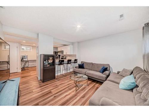 7 Berkshire Road Nw, Calgary, AB - Indoor Photo Showing Living Room