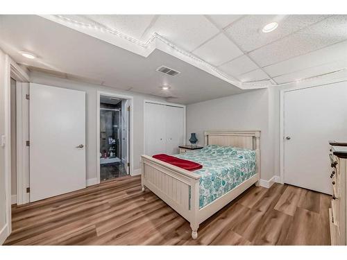 7 Berkshire Road Nw, Calgary, AB - Indoor Photo Showing Bedroom