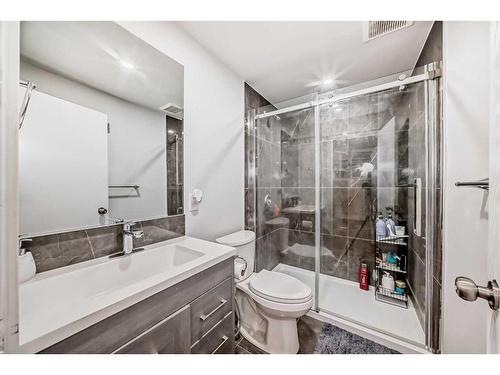 7 Berkshire Road Nw, Calgary, AB - Indoor Photo Showing Bathroom