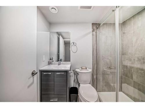 7 Berkshire Road Nw, Calgary, AB - Indoor Photo Showing Bathroom