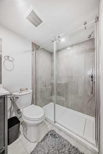 7 Berkshire Road Nw, Calgary, AB - Indoor Photo Showing Bathroom