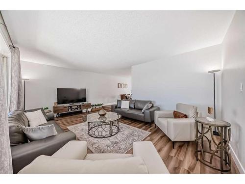 7 Berkshire Road Nw, Calgary, AB - Indoor Photo Showing Living Room