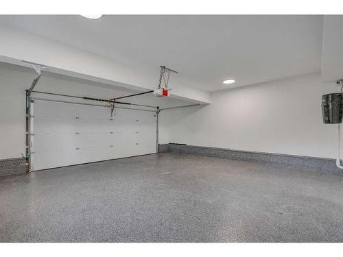 511 Wilderness Drive Se, Calgary, AB - Indoor Photo Showing Garage