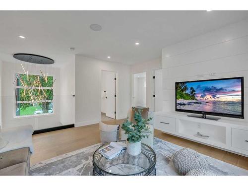 511 Wilderness Drive Se, Calgary, AB - Indoor Photo Showing Living Room