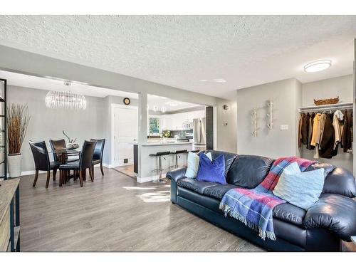 52 Hazelwood Crescent Sw, Calgary, AB - Indoor Photo Showing Living Room