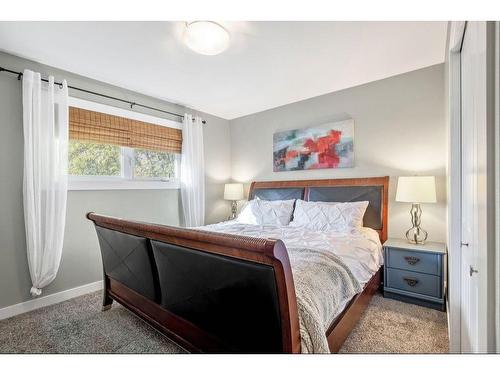 52 Hazelwood Crescent Sw, Calgary, AB - Indoor Photo Showing Bedroom