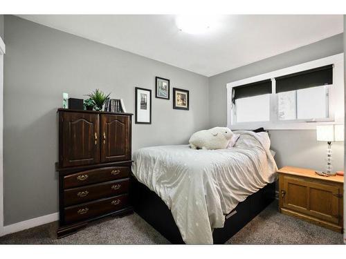 52 Hazelwood Crescent Sw, Calgary, AB - Indoor Photo Showing Bedroom