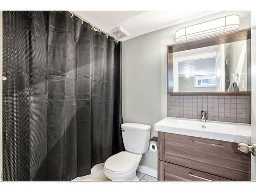 52 Hazelwood Crescent Sw, Calgary, AB - Indoor Photo Showing Bathroom