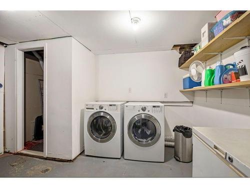 52 Hazelwood Crescent Sw, Calgary, AB - Indoor Photo Showing Laundry Room