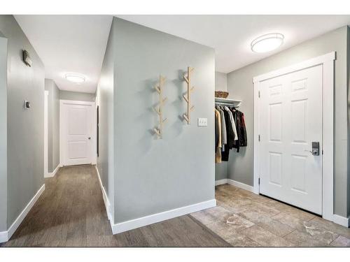 52 Hazelwood Crescent Sw, Calgary, AB - Indoor Photo Showing Other Room