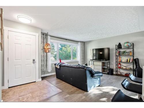 52 Hazelwood Crescent Sw, Calgary, AB - Indoor Photo Showing Living Room