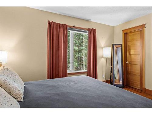 50 Ridge Road, Canmore, AB - Indoor Photo Showing Bedroom