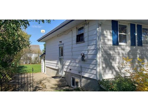 303 Armstrong Street, Carmangay, AB - Outdoor