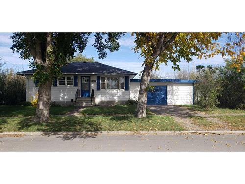 303 Armstrong Street, Carmangay, AB - Outdoor