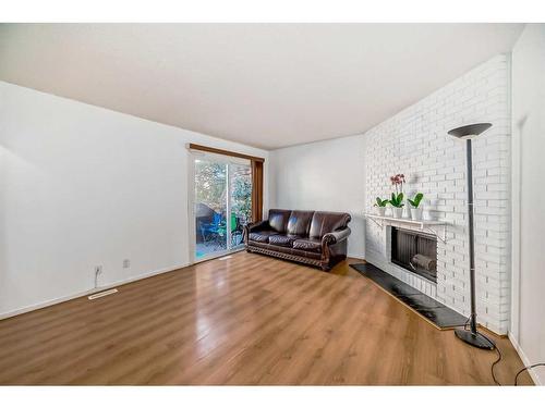 55-287 Southampton Drive Sw, Calgary, AB - Indoor Photo Showing Living Room