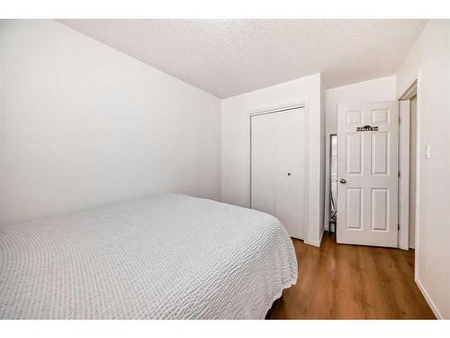 55-287 Southampton Drive Sw, Calgary, AB - Indoor Photo Showing Bedroom