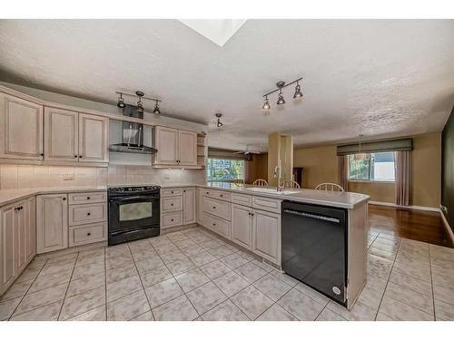 8016 7 Street Sw, Calgary, AB - Indoor Photo Showing Kitchen