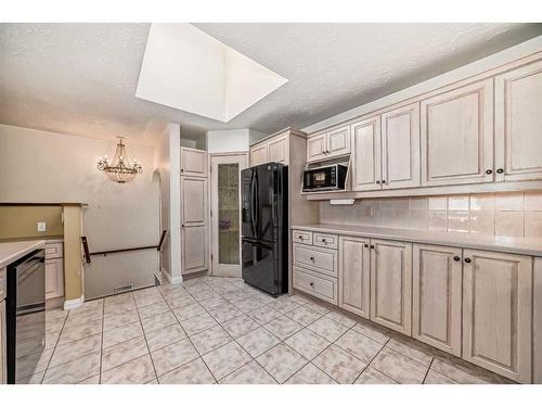 8016 7 Street Sw, Calgary, AB - Indoor Photo Showing Kitchen