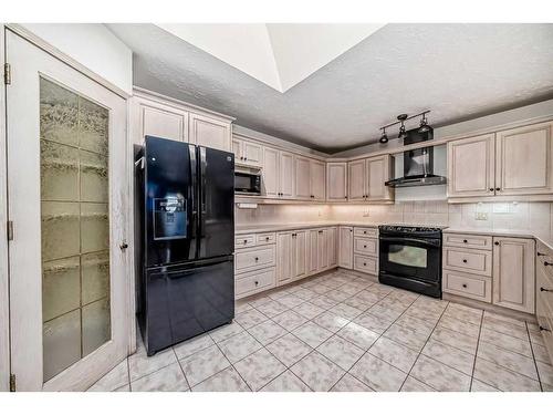 8016 7 Street Sw, Calgary, AB - Indoor Photo Showing Kitchen