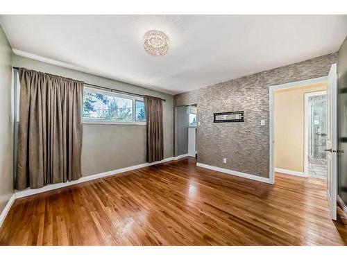 8016 7 Street Sw, Calgary, AB - Indoor Photo Showing Other Room