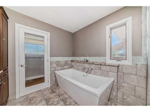 8016 7 Street Sw, Calgary, AB - Indoor Photo Showing Bathroom