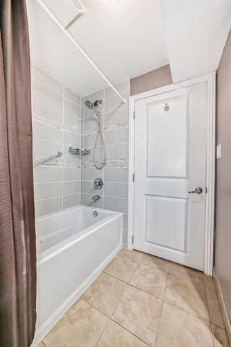 8016 7 Street Sw, Calgary, AB - Indoor Photo Showing Bathroom