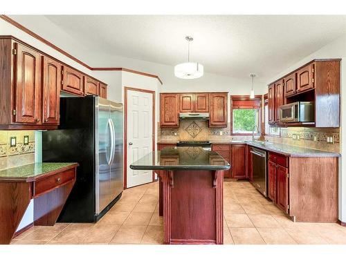 140 Evergreen Close Sw, Calgary, AB - Indoor Photo Showing Kitchen With Double Sink