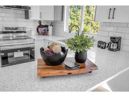 755 Penbrooke Road Se, Calgary, AB - Indoor Photo Showing Kitchen