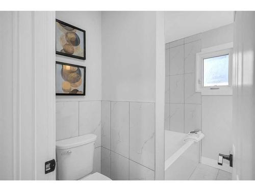 755 Penbrooke Road Se, Calgary, AB - Indoor Photo Showing Bathroom